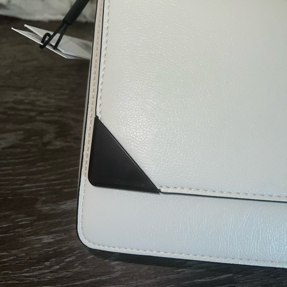 Never worn Calvin Klein purse, with adjustable strap, comes in a duffle bag. - Picture 5 of 6